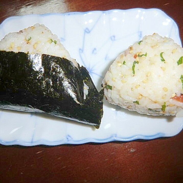 香り豊かな 梅シソごまのおにぎり